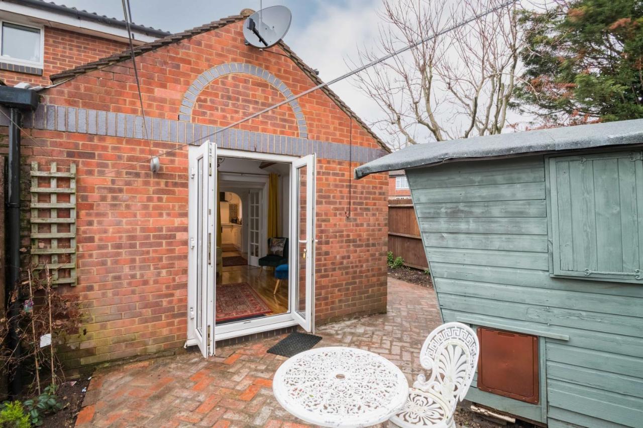 Apartment Exclusive In Acton By Underthedoormat London