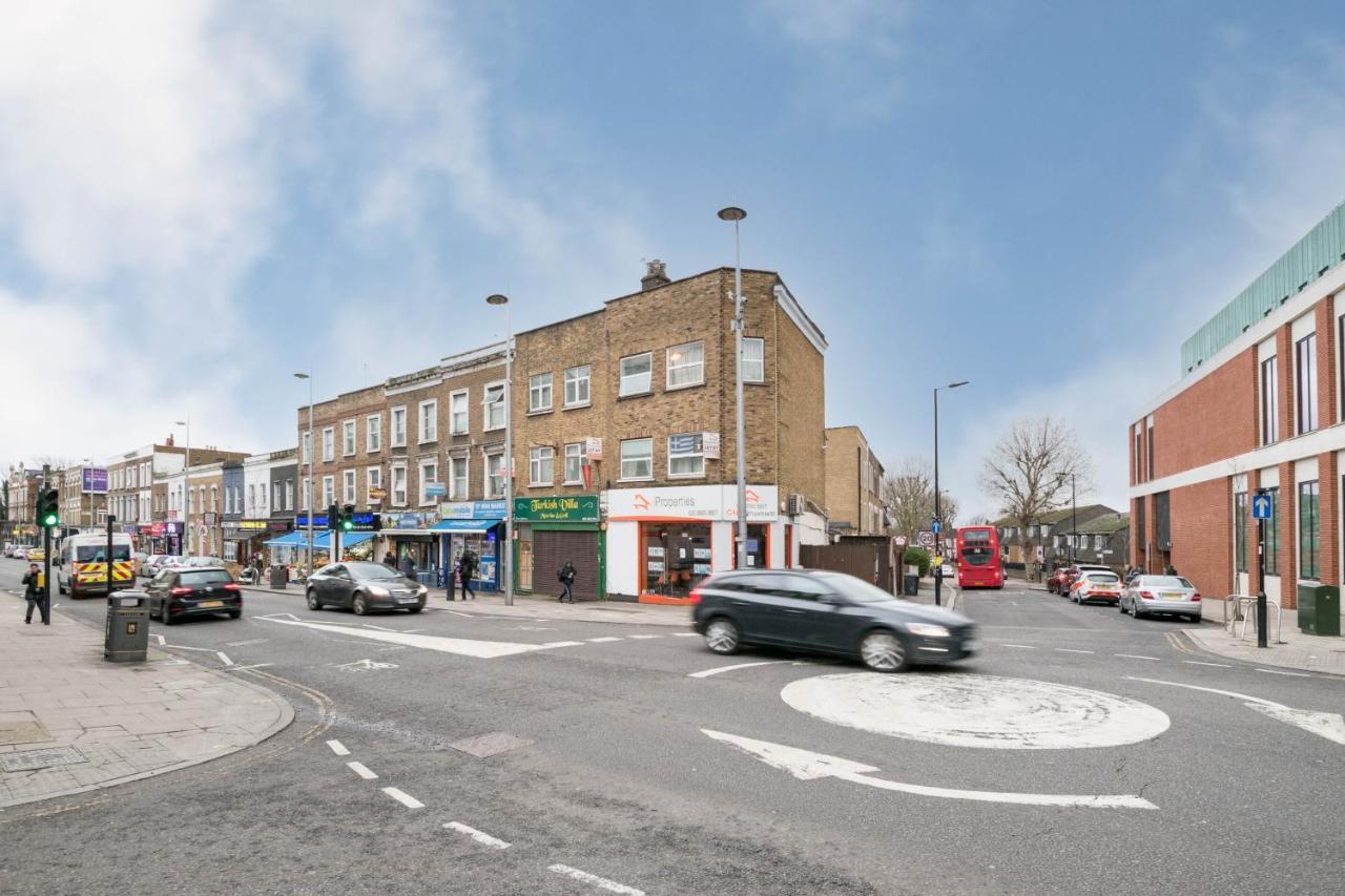 Apartment Exclusive In Acton By Underthedoormat *